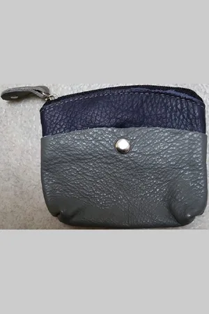Merkloos Een eenvoudige sleuteletui van echt leer met sleutelring binnenin de etui. In leuke kleuren. Goed afsluitbaar met een rits. Aan de buitenkant van de etui twee vakjes om wat extra´s op te bergen. Koop deze sleuteletui voor uzelf of Bestel Ee