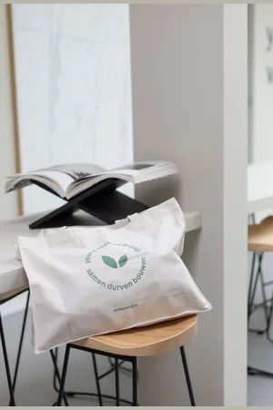 Merkloos ORGANIC YOUNG TOTE BAG creme with logo