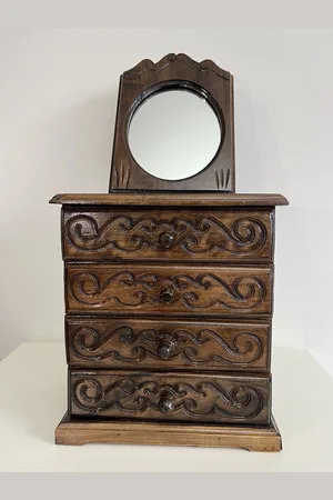 Merkloos Walnoot Carved Crate Houten juwelendoos Stijlvolle houten opbergdoos met 4 laden 26 * 16 * 29 cm