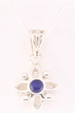 AsiAsia Fijne opengewerkte zilveren hanger met lapis lazuli aan ketting