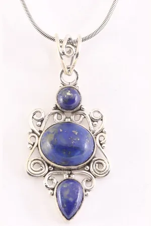 AsiAsia Opengewerkte zilveren hanger met lapis lazuli aan ketting