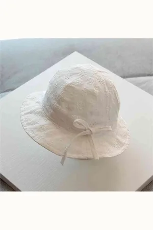 Merkloos Schattige Vakantie Zonnehoed Off-White Broderie – Zomerhoedje met strikje achter | Baby – Peuter – Kinderen | 0 - 3 jaar | UV Werend | Brede rand – Verstelbaar bandje | Strandhoedje - Zomer Accessoire | Voor op de fiets of onderweg! | DH Co