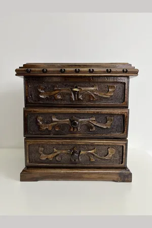 Merkloos Klein dressoir met spiegel, kast, juwelenkistje met lades en sleutelslot, notenhouten handgesneden sieraden, make-updoosje en voor uw speciale accessoires
