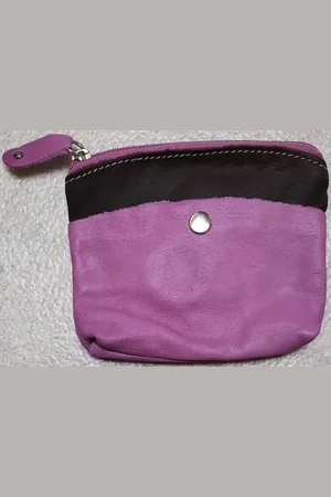 Merkloos Een eenvoudige sleuteletui van echt leer met sleutelring binnenin de etui. In leuke kleuren. Goed afsluitbaar met een rits. Aan de buitenkant van de etui twee vakjes om wat extra´s op te bergen. Koop deze sleuteletui voor uzelf of Bestel Ee