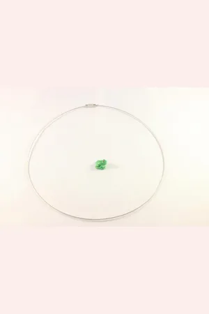 Fashion Jewelry Choker van een zeer fijne staalkabel met een schroefsluiting.