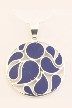 AsiAsia Ronde opengewerkte zilveren hanger met lapis lazuli aan ketting