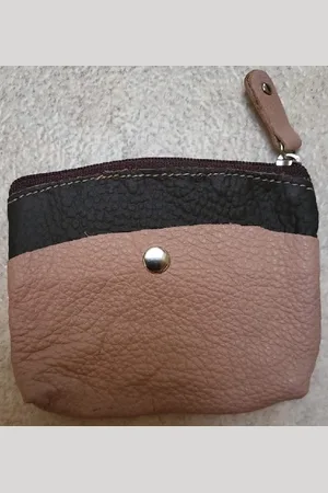 Merkloos Een eenvoudige sleuteletui van echt leer met sleutelring binnenin de etui. In leuke kleuren. Goed afsluitbaar met een rits. Aan de buitenkant van de etui twee vakjes om wat extra´s op te bergen. Koop deze sleuteletui voor uzelf of Bestel Ee