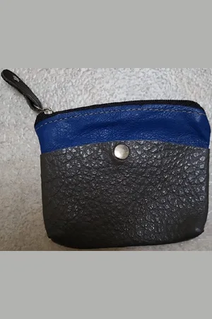 Merkloos Een eenvoudige sleuteletui van echt leer met sleutelring binnenin de etui. In leuke kleuren. Goed afsluitbaar met een rits. Aan de buitenkant van de etui twee vakjes om wat extra´s op te bergen. Koop deze sleuteletui voor uzelf of Bestel Ee