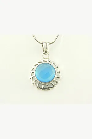 AsiAsia Opengewerkte zilveren hanger met blauwe chalcedoon aan ketting