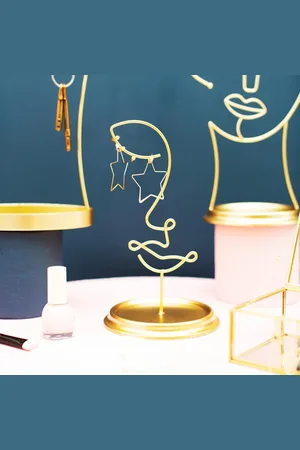Sass & Belle Goudkleurige Sieradenstandaard Leila uit de Abstract Faces collectie
