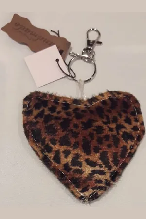 Merkloos Maak iets speciaal door het toevoegen van dit stoffen sleutelhangerhartje. Aan de bovenkant heeft het hartje een lintje en hier doorheen steekt een ring waaraan een karabijnsluiting is bevestigd. Voor uzelf of Bestel Een Kado.