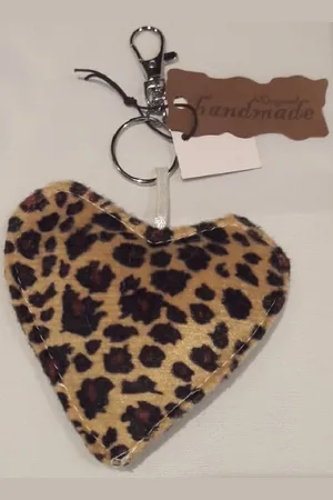 Merkloos Maak iets speciaal door het toevoegen van dit stoffen sleutelhangerhartje. Aan de bovenkant heeft het hartje een lintje en hier doorheen steekt een ring waaraan een karabijnsluiting is bevestigd. Voor uzelf of Bestel Een Kado.