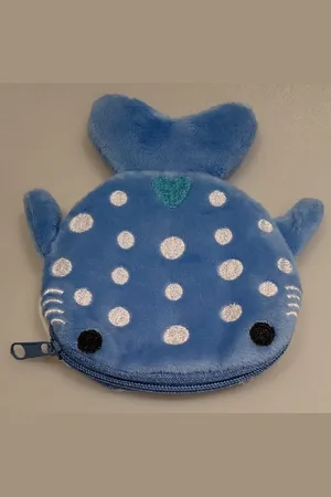 Merkloos Gemakkelijk om erbij te hebben, deze leuke portemonnee in de vorm van een haai. Dit portemonneetje is prima te gebruiken om kleinigheden in mee te nemen, zoals bijvoorbeeld muntgeld of bonnetjes of pasjes. Voor uzelf of als Kado.