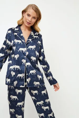 Aruelle Blauwe dames pyjama Nala???pyjamahemd met lange mouw-knoopsluiting-lange broek met zakken-maat L