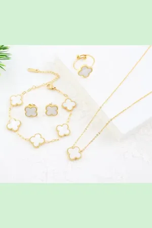 AURELIA Luxe Klaver Sieraadset - Goudkleurige Oorbellen, Ketting, Armband en Ring met verguld - Minimalistisch Bloemontwerp met Vijf Klavertjes Vier - Roestvrijstaal