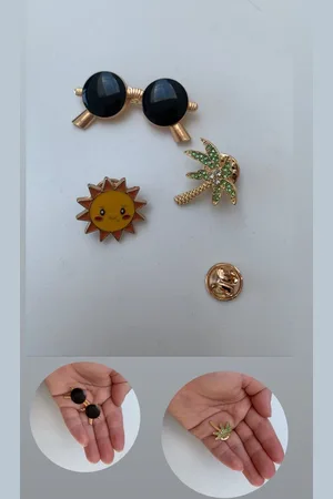 Akyol Zomer Broches - Broche - zon - cadeau – palmboom - zonnebril – zomerbroche - Cadeau - enamel broche - set van 2 - broche pins - kledingspeld – pin - Bedankje – leuke broche - verjaardag cadeau – cadeau