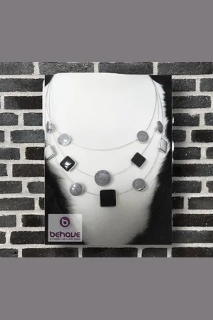 Fashion Jewelry Behave® - Emaille elementen 3 rij ketting - Wit, Grijs en ornamenten - volwassenen jeugd - dames meisjes - casual - feest