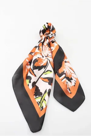 Merkloos Dames neksjaal Jula gebloemd motief wit groen bruin 70x70 vierkant model