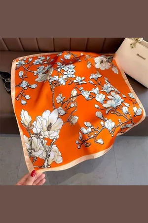 Merkloos Dames neksjaal Machika gebloemd motief magnolia wit beige zwart abrikoos blauw bruin 70x70