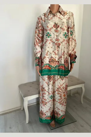 Merkloos Tweedelige set- maat M/L- dames broekset- classy- comfortabel- satijnen set- dames set- twinset dames- broek dames- blouse set dames- pak dames- blouse en broek dames setje