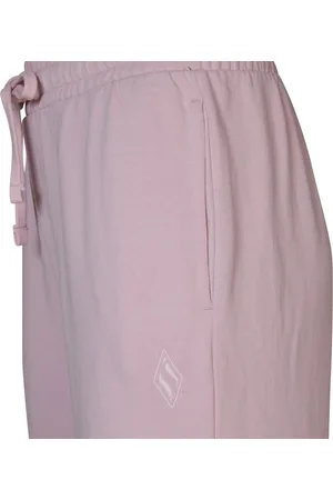Skechers Dames joggingbroek. Gemaakt van zachte gebreide badstof wat bestaat uit 60% katoen en 40% polyester badstof. Voorzien van een elastische tailleband met verstelbaar trekkoord en zakken op de naad. -