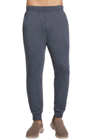 Skechers Go Walk Expedition heren joggingbroek. Gemaakt van zacht en comfortabel katoen en polyester. De koord in de tailleband is verstelbaar. Heeft voor en achter zakken. - Donkerblauw