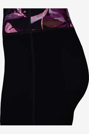 Skechers Dames sportbroek met flare pijpen en een hoge taille. Gemaakt van 88% nylon en 12% spandex. Voorzien van een bies met bloemenprint en zakken aan de zij-en achterkant. - multi