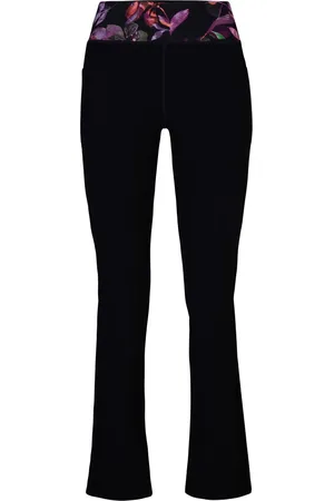 Skechers Dames sportbroek met flare pijpen en een hoge taille. Gemaakt van 88% nylon en 12% spandex. Voorzien van een bies met bloemenprint en zakken aan de zij-en achterkant. - multi