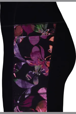 Skechers Dames fiets broekje. Deze short is gemaakt van 88% nylon en 12% spandex. Voorzien van een bloemenprint op de zijkant. Heeft een hoge taille en zijzakken. - multi