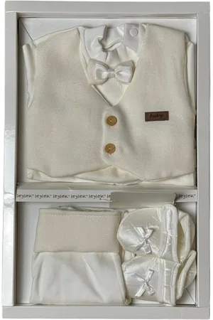 Merkloos 4-delige Babygeschenksetje met vest, romper, broek en schoentjes in de kleur créme en in de maat 0 tot en met 3 maanden jaar oud