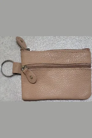 Merkloos Deze praktische soepel leren sleuteletui komt altijd van pas. Behalve ruimte voor sleutels zijn er vakjes voor bijv. muntgeld, bonnetjes of pasjes waardoor deze etui ook als kleine portemonnee kan worden gebruikt. Voor uzelf of Bestel Een C