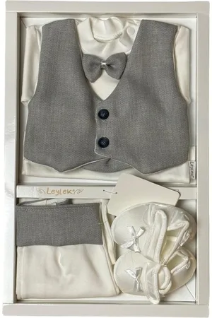 Merkloos 4-delige Babygeschenksetje met vest, romper, broek en schoentjes in de kleur en in de maat 0 tot en met 3 maanden jaar oud