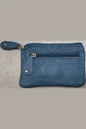 Merkloos Deze praktische soepel leren sleuteletui komt altijd van pas. Behalve ruimte voor sleutels zijn er vakjes voor bijv. muntgeld, bonnetjes of pasjes waardoor deze etui ook als kleine portemonnee kan worden gebruikt. Voor uzelf of Bestel Een C