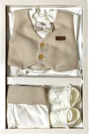 Merkloos 4-delige Babygeschenksetje met vest, romper, broek en schoentjes in de kleur en in de maat 0 tot en met 3 maanden jaar oud