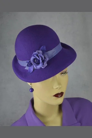 Merkloos Creaciones Vintage - Dameshoed - Paarse Merinowolvilt met roos, bladeren & lederband
