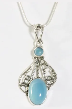 AsiAsia Opengewerkte zilveren hanger met blauwe chalcedoon aan ketting