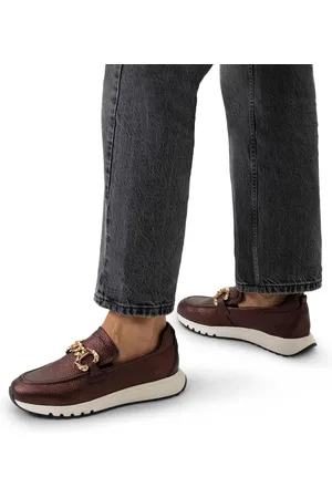 Manfield Dames - Bronzen leren loafers met goudkleurige chain