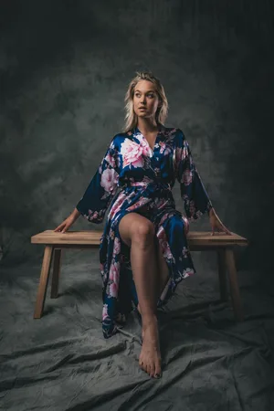Merkloos Heerlijke Kimono van zacht satijn- Blue Peonyrose- - Lang model- One size