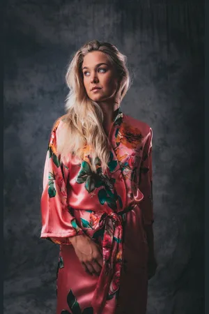 Merkloos Dames Kimono satijn - Bestseller - rood met bloemen - kort model - maat one size S/M/L - ochtendjas lingerie