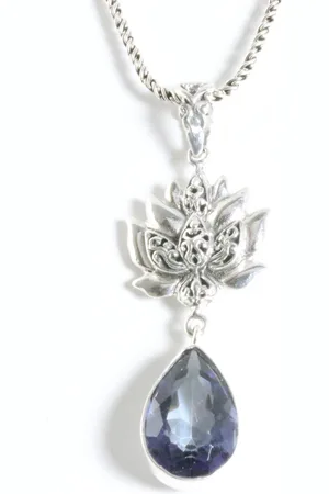 AsiAsia Traditionele zilveren hanger met lotus bloem en blauwe saffier aan ketting