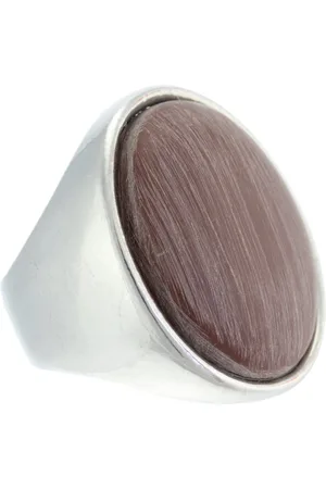 Behave Ring - Trendy Metalen Ring met Bruine Houtlook Kunststof Inleg – Stijlvol en Nikkelvrij – 2.8 x 2.5 cm
