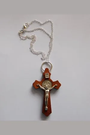 Van Santen Fashion Charm Jewelry Ketting met hanger Benedictus kruisje hout 6cm