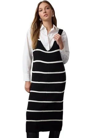 Trendyol Zwarte Maxi-Gebreide Gilet-Jurk Met V-Hals Twoaw24El00011