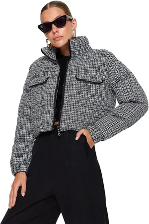 Trendyol Zwart Cropped Donsjack Van Tweed Twoaw24Mo00028