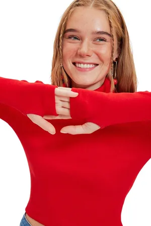 Trendyol Rode Getailleerde/Gesitueerde Coltrui Met Gedetailleerde Geribde Stretch Gebreide Blouse Twoaw21Bz0071