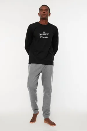 Trendyol Zwarte Gebreide Herenpyjamaset Met Normale Pasvorm En Print Tmnaw22Pt0759