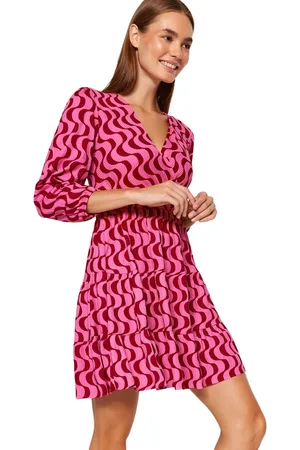 Trendyol Zwarte Mini-Elastische Gebreide Jurk Met Skater/Taille, Open Dubbele Rij Knopen En Hals Twoaw22El0104