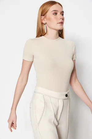 Trendyol Witte Gebreide Bodytuniek Met Halve Mouwen En Drukknopen Aan De Voorkant Tctss23Uk00056