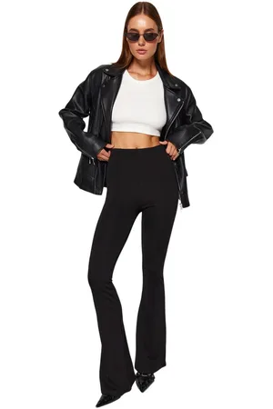 Trendyol Zwarte Elastische Taille, Geribbelde Flare/Flare-Up Hoog Getailleerde Gebreide Legging Broek Twoaw22Pl0107.