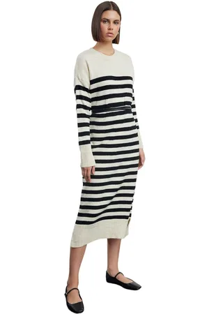 Trendyol Zwarte Gestreepte Maxi Gebreide Zachte Textuurjurk Twoaw25El00080